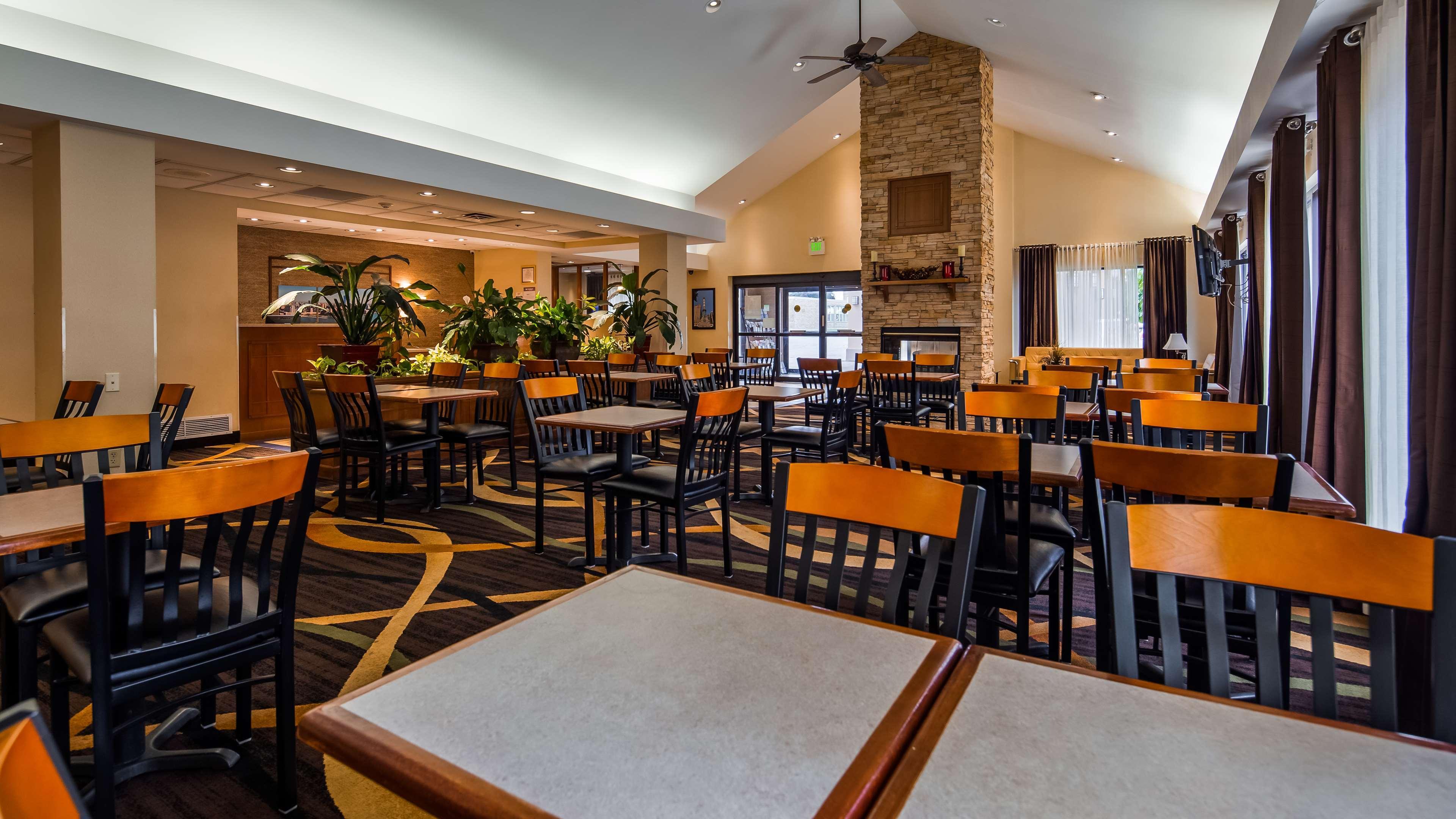 Best Western Galleria Inn & Suites Чіктоваґа Екстер'єр фото